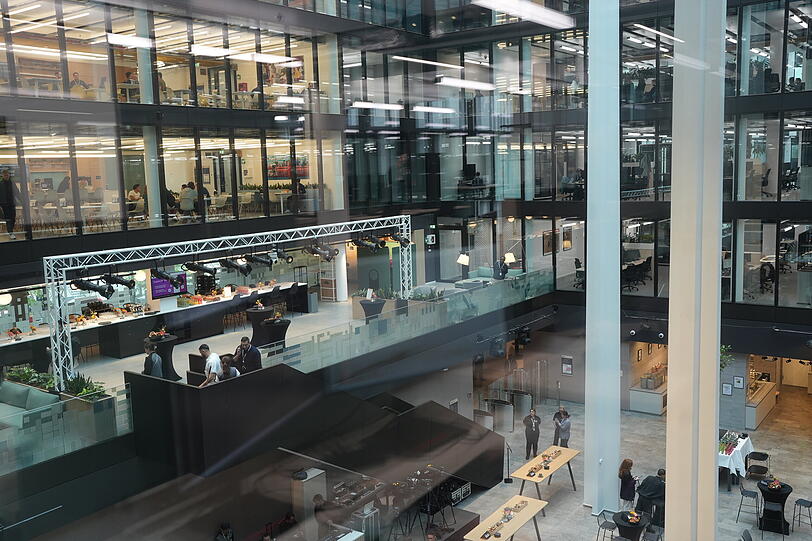 Unten ist die Kantine, oben sind die Büros. Unten ist die Kantine, oben sind die Büros.