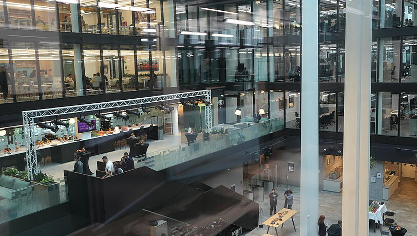 Unten ist die Kantine, oben sind die B&uuml;ros.