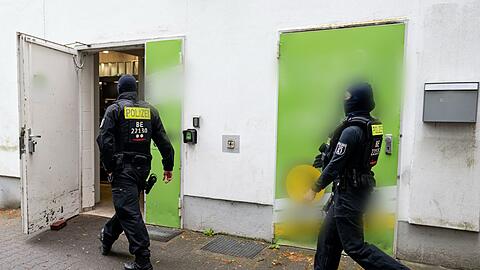 Die Polizei in Berlin geht mit einer gro&szlig;en Razzia gegen illegalen Waffenbesitz, Erpressung und Bandenkriminalit&auml;t vor.