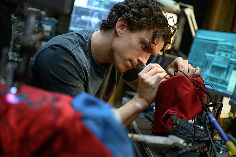 Keine Verbesserung mehr n&ouml;tig: Peter Parker (Tom Holland) bastelt am Spider-Man-Kost&uuml;m.