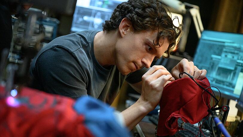 Keine Verbesserung mehr n&ouml;tig: Peter Parker (Tom Holland) bastelt am Spider-Man-Kost&uuml;m.