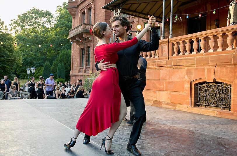 Die Liebe zum Tango verband nicht nur Hannes Großmann (Pascal Houdus) und Katrin Sommer (Maude Andrey), sondern auch Katrin und ihren vorherigen Freund Tobias. Die Liebe zum Tango verband nicht nur Hannes Großmann (Pascal Houdus) und Katrin Sommer (Maude Andrey), sondern auch Katrin und ihren vorherigen Freund Tobias.