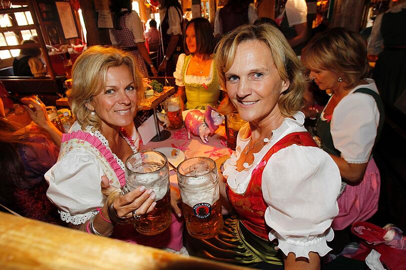Andrea L'Arronge und Karin Seehofer trinken eine Maß.