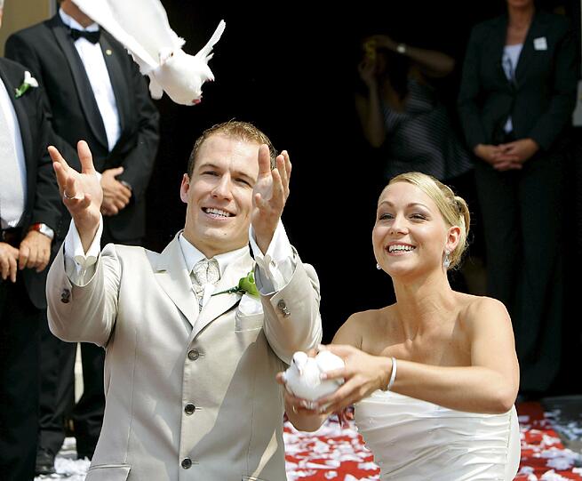 Bei ihrer Hochzeit ließen die beiden Tauben fliegen.