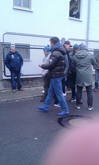 Löwen-Profi Degenek auf dem Weg ins Stadion. Neben dem Kicker wird laut 1860-Sportchef Oliver Kreuzer auch Investor Ismaik anwesend sein.