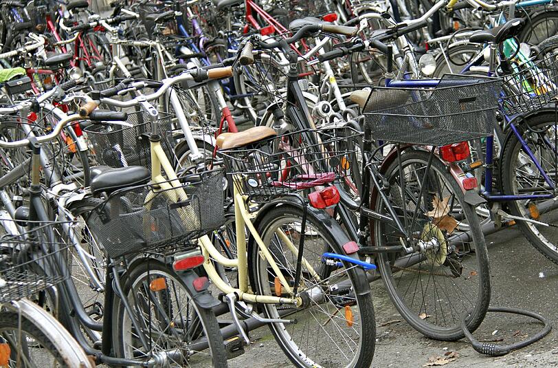 Eindeutig als Schrotträder erkenbare Drahtesel werden ab Montag verräumt.