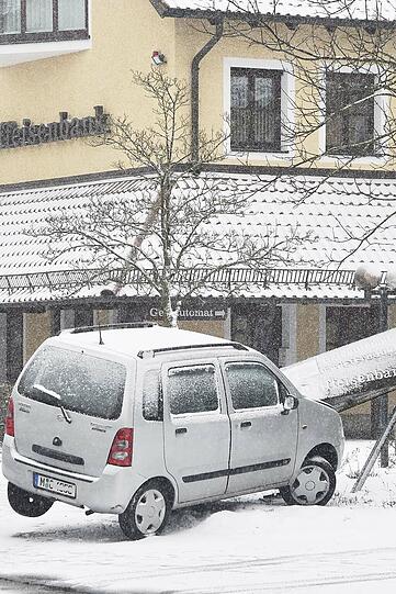 Der Suzuki endete auf dem Bankschild. Verletzt wurde bei dem Unfall glücklicherweise niemand.