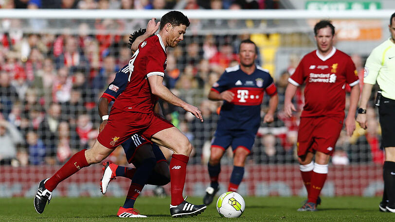 Xabi Alonso - mit 36 Jahren einer der Jüngsten auf dem Platz - trug in den ersten 45 Minuten das Liverpool-Trikot.