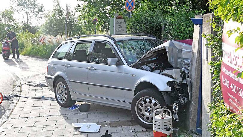 Alkohol-Crash in Unterhaching - die Bilder von der Unfallaufnahme.
