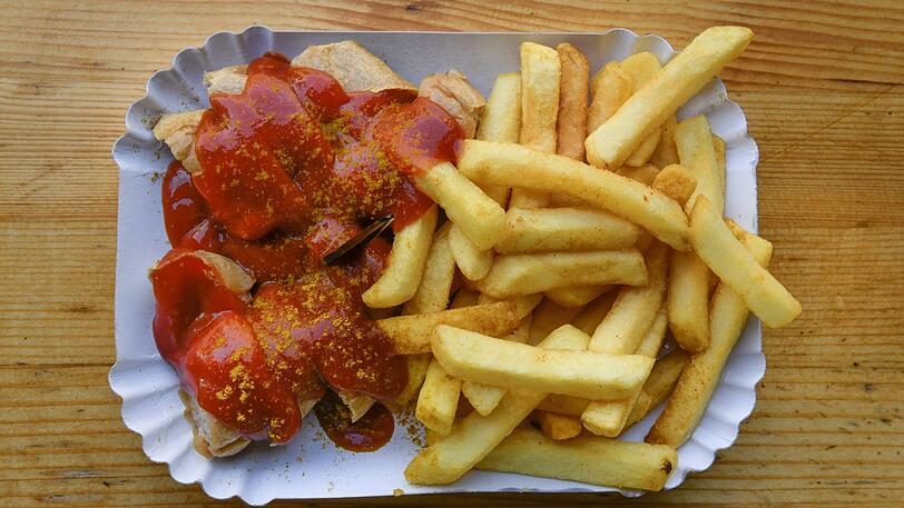 Meist wird die Currywurst mit Pommes serviert.