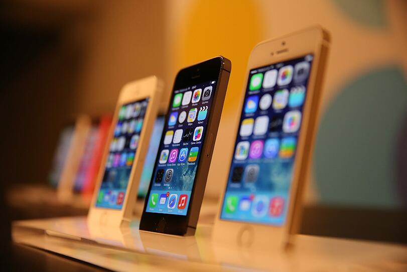 Apple hat erstmals ein neues günstigeres iPhone-Modell vorgestellt. Das Gerät heißt wie erwartet iPhone 5C und hat ein Gehäuse aus Plastik in bunten Farben. Die Bilder aus dem Berliner Apple-Store.