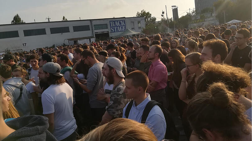 Dem AZ-Reporter vor Ort zufolge sind rund 2.500 Menschen zum Gratis-Konzert von Marteria und Casper gekommen.