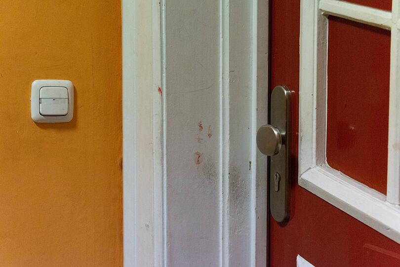 Hausbewohner entdeckten vor ihrer Türe einen stark blutenden 20-Jährigen (Symbolbild).
