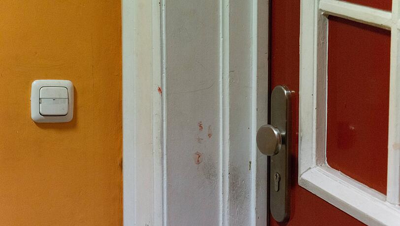 Hausbewohner entdeckten vor ihrer Türe einen stark blutenden 20-Jährigen (Symbolbild). Hausbewohner entdeckten vor ihrer Türe einen stark blutenden 20-Jährigen (Symbolbild).