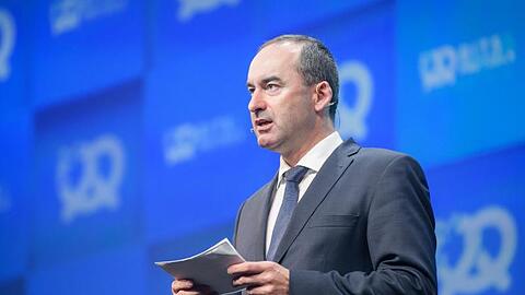 Hubert Aiwanger, Wirtschaftsminister und Landesvorsitzender der Freien Wähler in Bayern bei seiner Rede. Foto: Matthias Balk