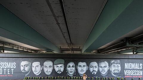 Unter der Frankfurter Friedensbrücke erinnert ein riesiges Wandbild an die neun Opfer des Anschlags in Hanau.