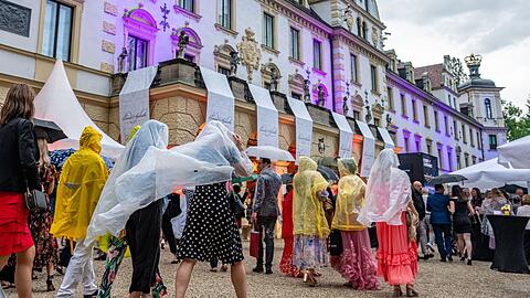 Die Premiere der Regensburger Schlossfestspiele wurde wegen Regen abgesagt.
