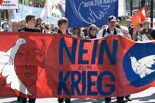 Ostermarsch in München, rund 300 Demonstranten zogen durch die Innenstadt.