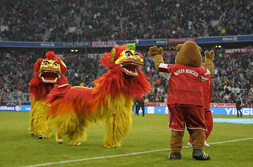 Bei der Vorstellung des neuen Bayern-Sponsors Yingli Solar begrüßte Bayern-Maskottchen Berni auch zwei chinesische Drachen in der Allianz Arena.