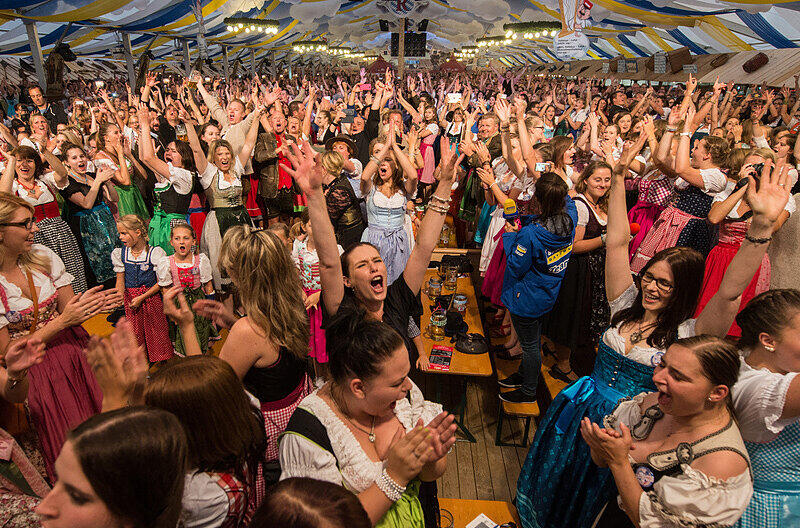 Grenzenloser Jubel am Donnertsga als fest steht: Der Trachten-Weltrekord ist zurück in Straubing.