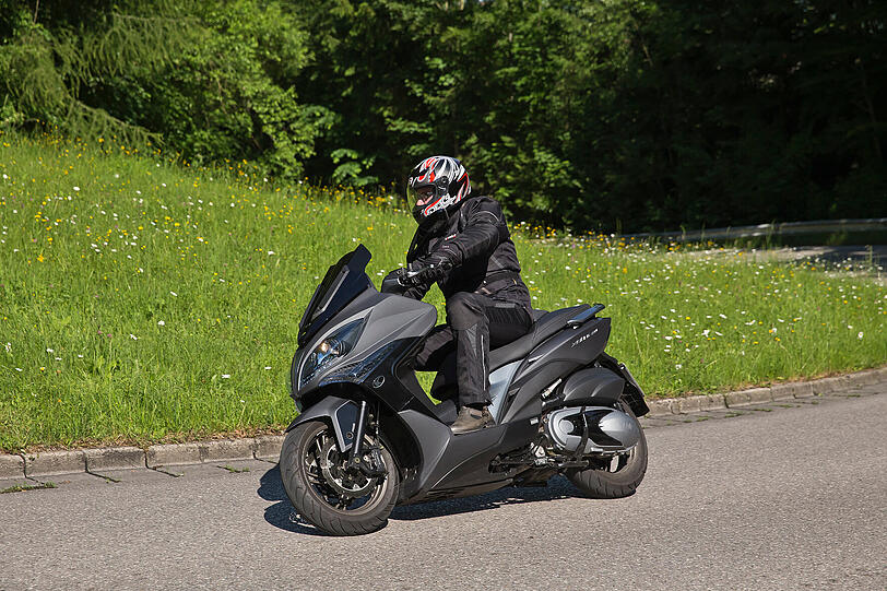Fahrspaß im Grünen: Der Kymco-Roller Xciting 400i ABS (hier ohne Topcase) hat 36 PS bei einem maximalen Drehmoment von 37,7 Newtonmeter.