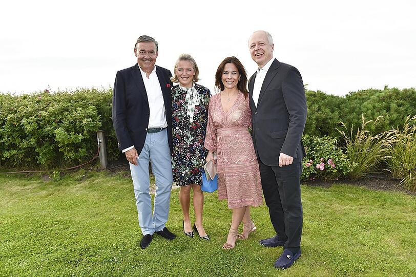 Cornelia und Michael Behrendt, Daniela Boff und Tom Buhrow beim Krebsessen des Ehepaars Baumann in Morsum auf Sylt