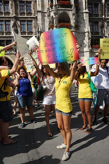 Mehrere Hundert Brasilianer und Brasilianerinnen haben am Marienplatz gegen Zustände in Brasilien demonstriert.