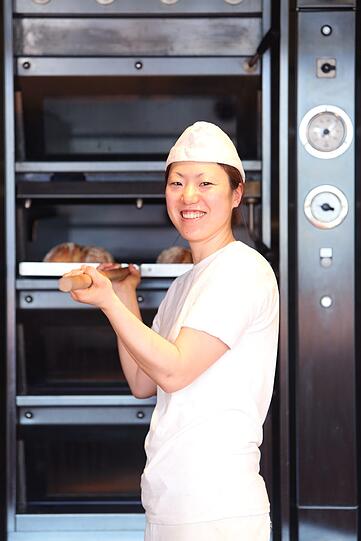 "Schon als Kind wollte ich Bäcker werden", sagt Ayaka Kawamura aus Japan. Nun ist ihr Traum wahr geworden - in einer Bäckerei im Münchner Stadtteil Laim.