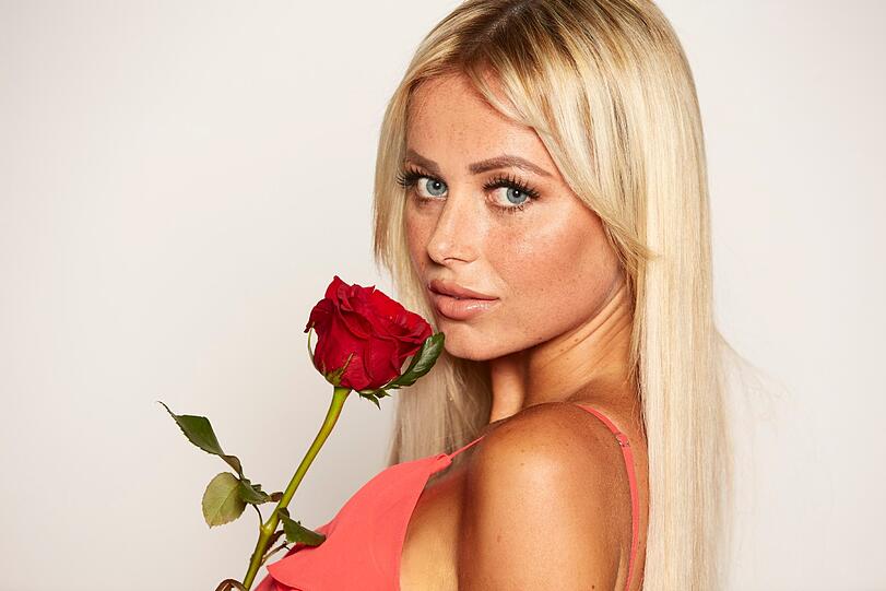 Jade Übach (24) ist Flugbegleiterin aus Köln: "Mein perfektes Date? Im Freizeitpark!"