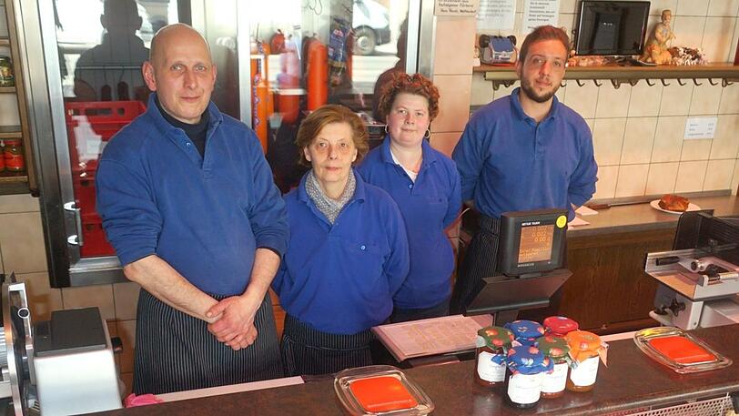 Die Bichlers (v. l.) in ihrer Metzgerei: Anton, Christine, Sabrina und der Mitarbeiter Ivan Gric.