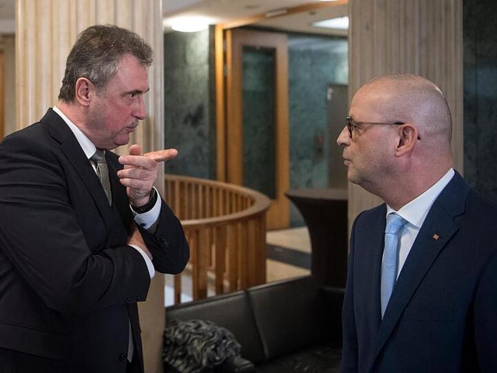 Claus Weselsky (l), Vorsitzender der Gewerkschaft GDL und Martin Seiler, Personalvorstand der Bahn vor den Verhandlungen.