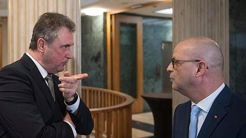 Claus Weselsky (l), Vorsitzender der Gewerkschaft GDL und Martin Seiler, Personalvorstand der Bahn vor den Verhandlungen.