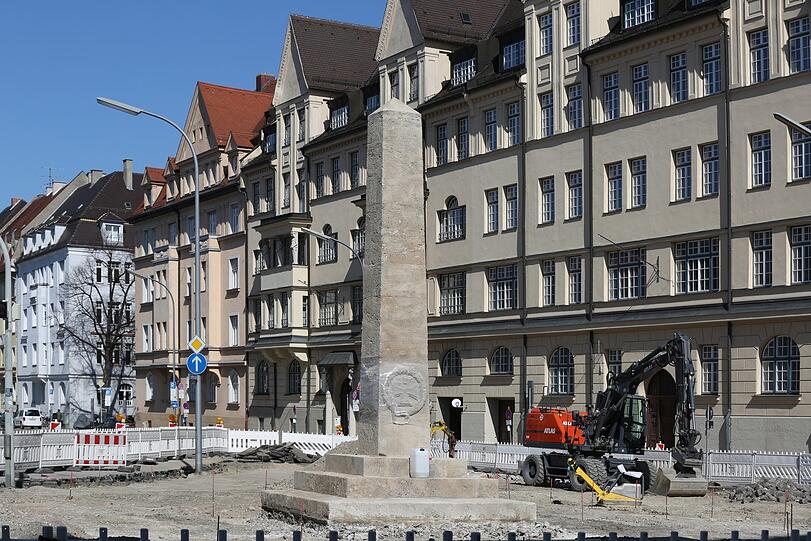 Lothstraße: Der Platz um das Kriegerdenkmal wird gerade umgestaltet.