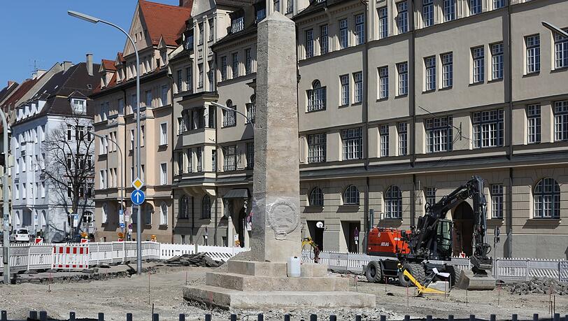 Lothstraße: Der Platz um das Kriegerdenkmal wird gerade umgestaltet. Lothstraße: Der Platz um das Kriegerdenkmal wird gerade umgestaltet.