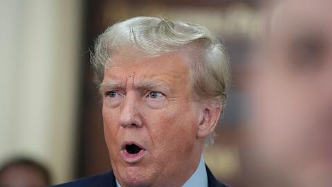 Donald Trump spricht mit Journalisten während einer Mittagspause im New York Supreme Court.