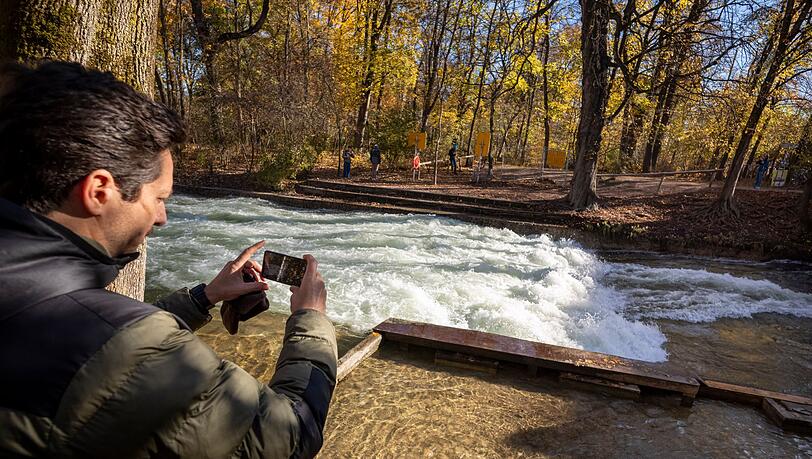 Freizeitsurfer Alexander Neumann fotografiert die - zurzeit nicht funktionstüchtige - Eisbachwelle im Englischen Garten. Freizeitsurfer Alexander Neumann fotografiert die - zurzeit nicht funktionstüchtige - Eisbachwelle im Englischen Garten.