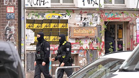 Nach dem Anschlag auf Stromleitungen zum Berliner Techpark Adlershof 2025 durchsucht die Polizei Wohnungen in mehreren Bundesl&auml;ndern.
