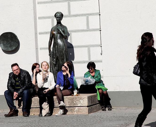 So bunt ist der Frühling: Dank der Sonne haben gestern viele Münchner erstmals in diesem Jahr ihre Mittagspause im Freien verbracht.