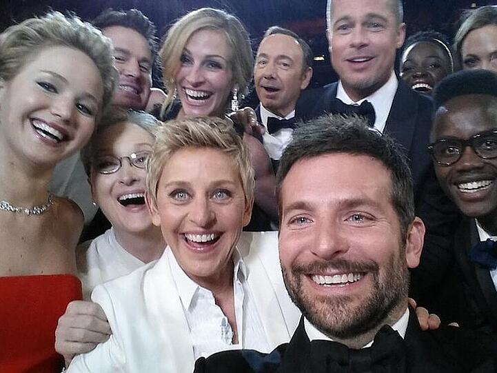 Moderatorin Ellen DeGeneres umringt von Jennifer Lawrence, Meryl Streep, Julia Roberts, Channing Tatum, Angelina Jolie, Bradley Cooper, Brad Pitt, Kevin Spacey, Jared Leto und Lupita Nyong'o