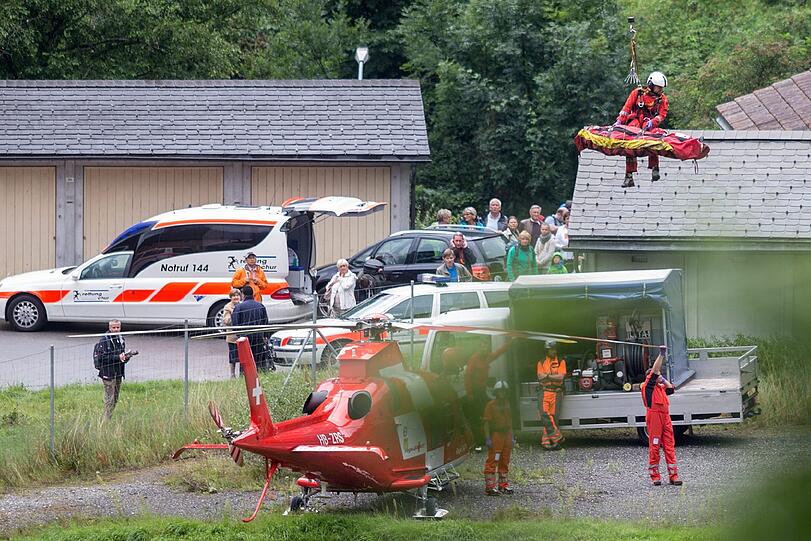 Die Rettungskräfte mussten die Verletzten mit Hubschraubern von der schwer zugänglichen Unfallstelle bergen. Die Bilder.