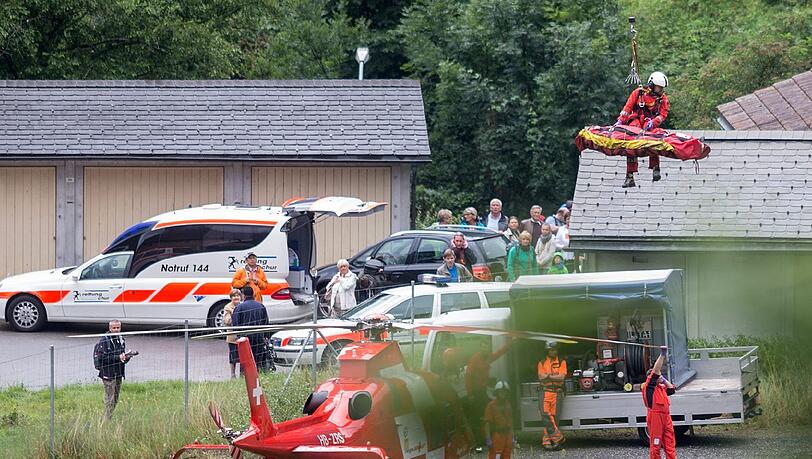 Die Rettungskräfte mussten die Verletzten mit Hubschraubern von der schwer zugänglichen Unfallstelle bergen. Die Bilder. Die Rettungskräfte mussten die Verletzten mit Hubschraubern von der schwer zugänglichen Unfallstelle bergen. Die Bilder.