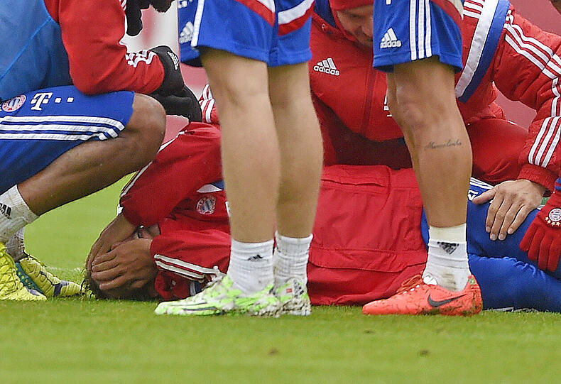 Der FCB-Schock in Bildern - hier wird der verletzte Philipp Lahm beim Training abtransportiert!