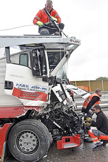 Auf der A99 ist ein Autotransporter auf einen vorausfahrenden Sattelschlepper aufgefahren. Der Unfall führte zu kilometerlangen Staus.