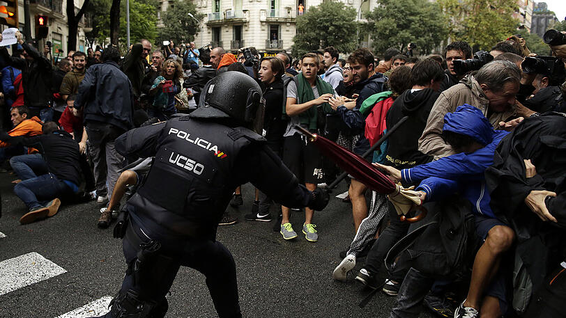Referendum in Katalonien über die Abspaltung von Spanien. Die Polizei greift massiv in die Wahl ein. Die Bilder.