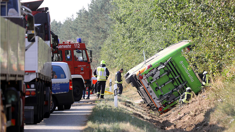Bei dem Fernbus-Unfall verletzten sich 16 Personen &ndash; die Bilder vom Unfallort.
