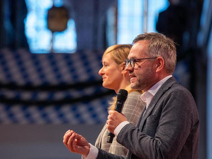 Michael Roth ist Staatsminister im Auswärtigen Amt und hatte sich zuletzt zusammen mit Christina Kampmann (hinten) erfolglos für den SPD-Vorsitz beworben.