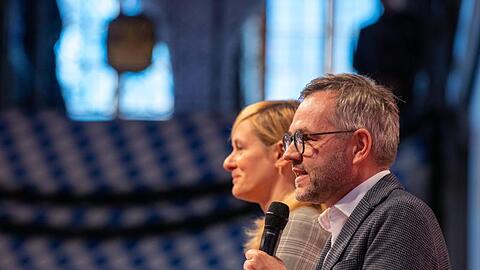 Michael Roth ist Staatsminister im Auswärtigen Amt und hatte sich zuletzt zusammen mit Christina Kampmann (hinten) erfolglos für den SPD-Vorsitz beworben.