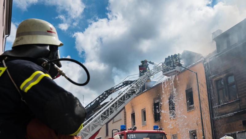 Einsatzkräfte der Feuerwehr löschen den Brand in dem Mehrfamilienhaus in Neunkirchen. Einsatzkräfte der Feuerwehr löschen den Brand in dem Mehrfamilienhaus in Neunkirchen.