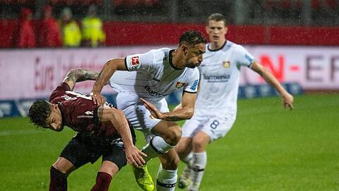 Nürnbergs Tim Leibold (l) Bayer-Profi Karim Bellarabi in den Weg.