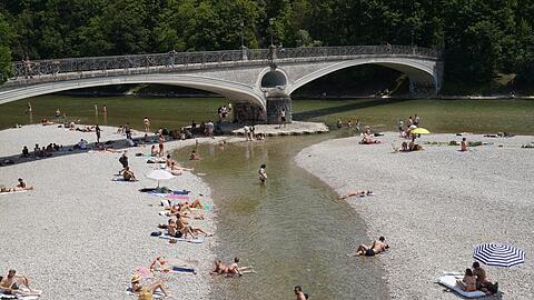 Münchner suchen am Sonntag Abkühlung in der Isar.
